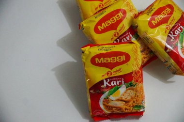 Kota Kinabalu, Malezya, 26 Aralık 2018: beyaz zemin üzerine izole Maggi marka anlık erişte. Maggie baharat, anında Çorbalar ve Erişte Uluslararası bir markasıdır..