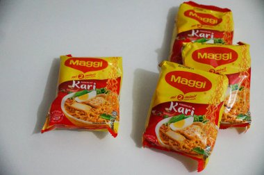 Kota Kinabalu, Malezya, 26 Aralık 2018: beyaz zemin üzerine izole Maggi marka anlık erişte. Maggie baharat, anında Çorbalar ve Erişte Uluslararası bir markasıdır..