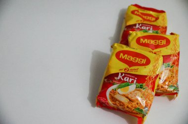 Kota Kinabalu, Malezya, 26 Aralık 2018: beyaz zemin üzerine izole Maggi marka anlık erişte. Maggie baharat, anında Çorbalar ve Erişte Uluslararası bir markasıdır..