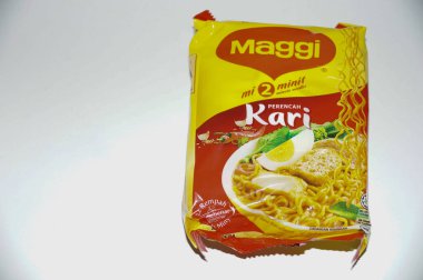 Kota Kinabalu, Malezya, 26 Aralık 2018: beyaz zemin üzerine izole Maggi marka anlık erişte. Maggie baharat, anında Çorbalar ve Erişte Uluslararası bir markasıdır..