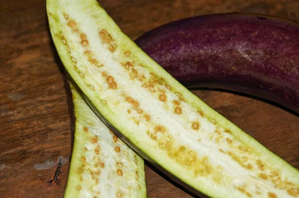 Arka Plan Olarak Ahşap Masa Üzerinde Taze Patlıcan — Stok fotoğraf