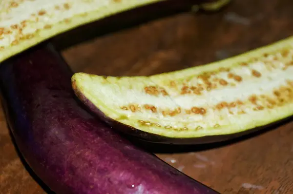 Arka Plan Olarak Ahşap Masa Üzerinde Taze Patlıcan — Stok fotoğraf