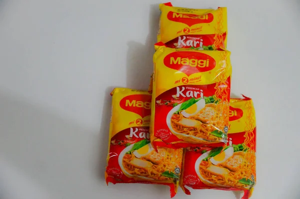 Kota Kinabalu, Malezya, 26 Aralık 2018: beyaz zemin üzerine izole Maggi marka anlık erişte. Maggie baharat, anında Çorbalar ve Erişte Uluslararası bir markasıdır..