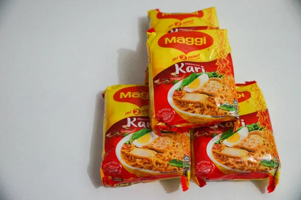 Kota Kinabalu, Malezya, 26 Aralık 2018: beyaz zemin üzerine izole Maggi marka anlık erişte. Maggie baharat, anında Çorbalar ve Erişte Uluslararası bir markasıdır..