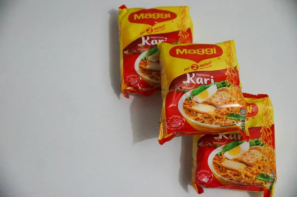 Kota Kinabalu, Malezya, 26 Aralık 2018: beyaz zemin üzerine izole Maggi marka anlık erişte. Maggie baharat, anında Çorbalar ve Erişte Uluslararası bir markasıdır..