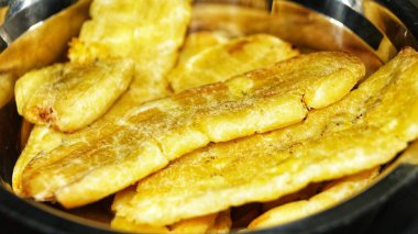 Çelik plaka üzerinde kızarmış muz kapatın. Seçilen odak.