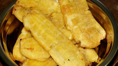 Çelik plaka üzerinde kızarmış muz kapatın. Seçilen odak.