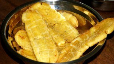 Çelik plaka üzerinde kızarmış muz kapatın. Seçilen odak.