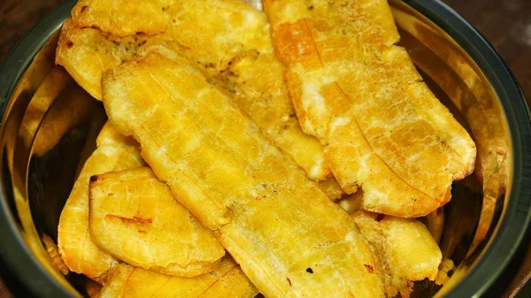 Çelik plaka üzerinde kızarmış muz kapatın. Seçilen odak.