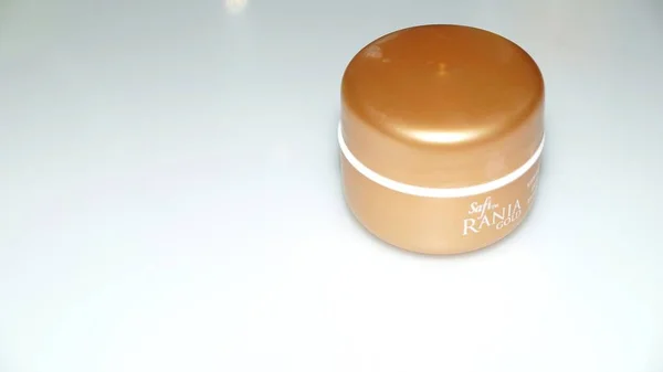 Safi Rania Oro Mujeres Cara Crema Producto Aislado Sobre Fondo —  Fotos de Stock