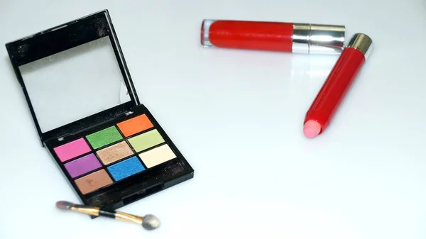 Verktyg För Makeup Och Kosmetika Olika Nyanser Ögonskuggspalett Och Smink — Stockfoto