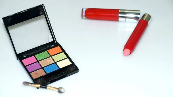 Narzędzia Makijażu Kosmetyków Różne Odcienie Eyeshadow Palette Tworzą Szczotki Białym — Zdjęcie stockowe