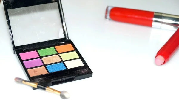 Narzędzia Makijażu Kosmetyków Różne Odcienie Eyeshadow Palette Tworzą Szczotki Białym — Zdjęcie stockowe