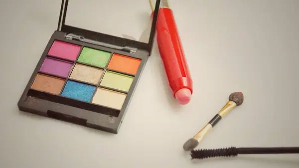 Narzędzia Makijażu Kosmetyków Różne Odcienie Eyeshadow Palette Tworzą Szczotki Białym — Zdjęcie stockowe