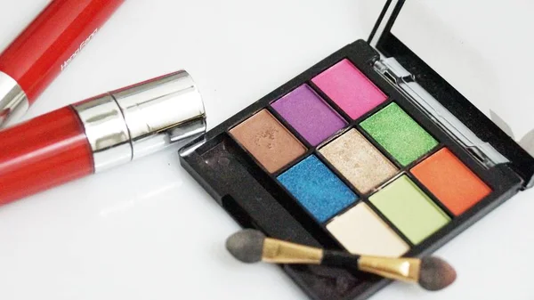 Narzędzia Makijażu Kosmetyków Różne Odcienie Eyeshadow Palette Tworzą Szczotki Białym — Zdjęcie stockowe