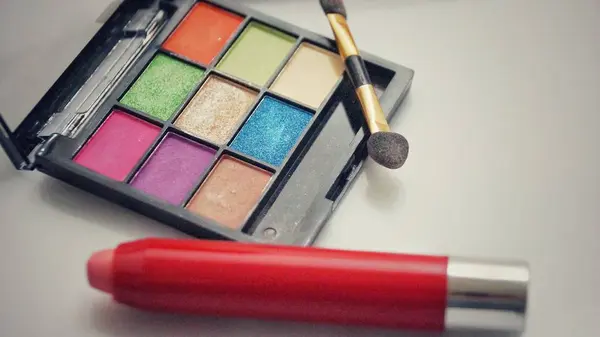 Narzędzia Makijażu Kosmetyków Różne Odcienie Eyeshadow Palette Tworzą Szczotki Białym — Zdjęcie stockowe