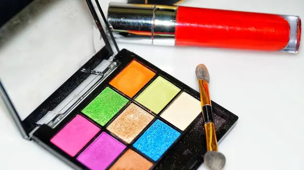 Narzędzia Makijażu Kosmetyków Różne Odcienie Eyeshadow Palette Tworzą Szczotki Białym — Zdjęcie stockowe