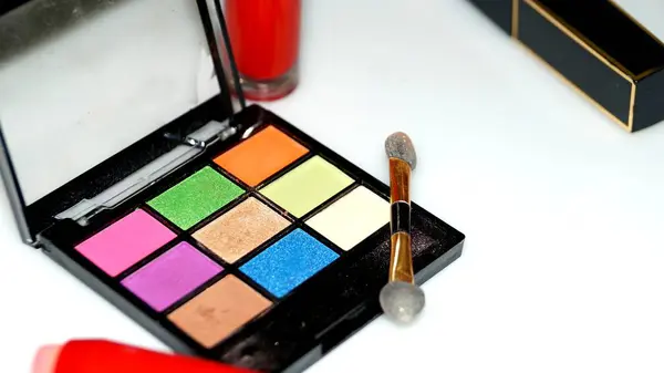 Narzędzia Makijażu Kosmetyków Różne Odcienie Eyeshadow Palette Tworzą Szczotki Białym — Zdjęcie stockowe