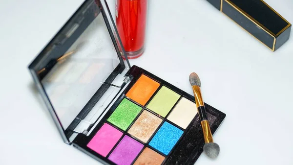 Narzędzia Makijażu Kosmetyków Różne Odcienie Eyeshadow Palette Tworzą Szczotki Białym — Zdjęcie stockowe