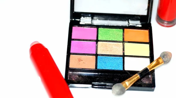 Narzędzia Makijażu Kosmetyków Różne Odcienie Eyeshadow Palette Tworzą Szczotki Białym — Zdjęcie stockowe