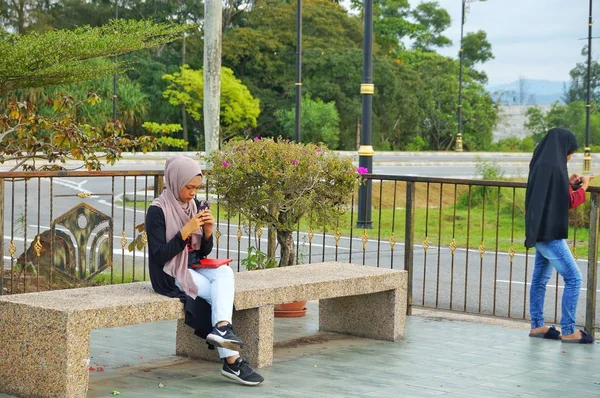 Indah Muslim Gadis Dengan Smartphone Mereka Taman — Stok Foto