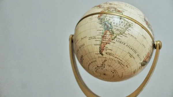 Primer Plano Del Modelo Globo Vintage Con Mapa Del Mundo —  Fotos de Stock