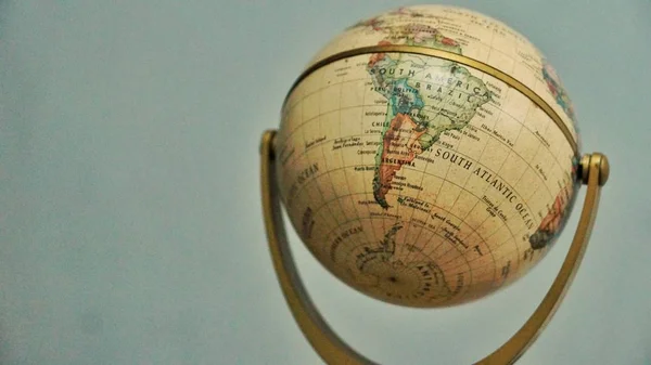 Detailní Záběr Záběr Vintage Globe Modelu Mapou Světa Přes Dřevěný Stock Snímky