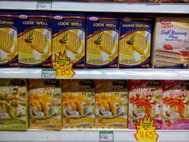 Günlük ihtiyaçlarını hipermarket, Kota Kinabalu arıyorum meşgul müşteri ile iç görünüm.