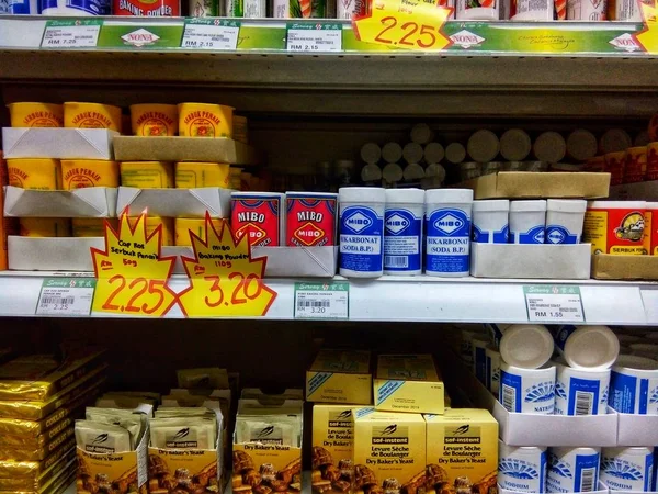 Günlük ihtiyaçlarını hipermarket, Kota Kinabalu arıyorum meşgul müşteri ile iç görünüm.