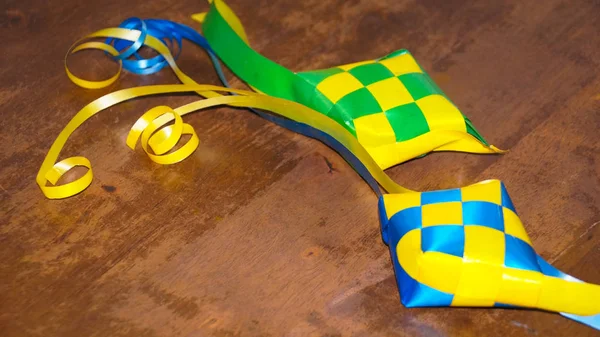 Ketupat kelime ile arka plan olarak tahta masalarda plastik şerit kullanarak hazırlanmış 