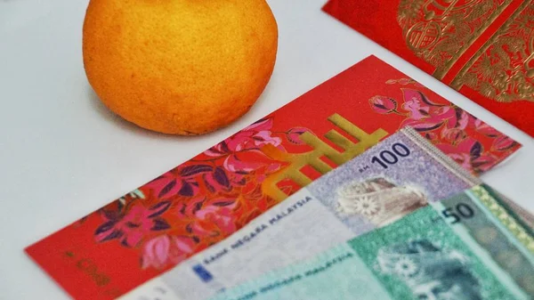Çin yeni yılı kırmızı para paket Malezya Rm100, Rm50, Rm10, beyaz arka plan üzerinde izole Rm1 notlar. Seçilen odak.