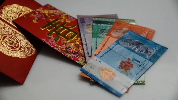 Çin yeni yılı kırmızı para paket Malezya Rm100, Rm50, Rm10, beyaz arka plan üzerinde izole Rm1 notlar. Seçilen odak.