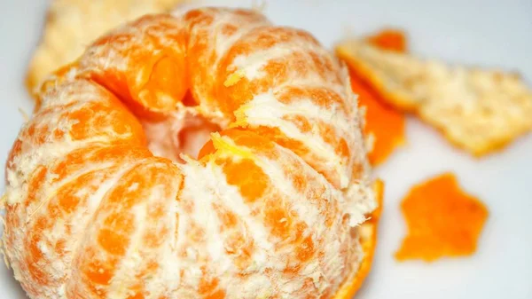 Naranja Mandarina Pelada Jugosa Madura Aislado Sobre Fondo Blanco Enfoque — Foto de Stock