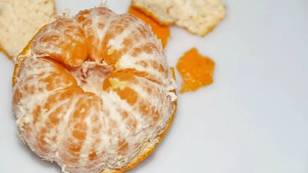 Mandarina Descascada Suculenta Madura Laranja Isolado Fundo Branco Foco Seleccionado — Fotografia de Stock