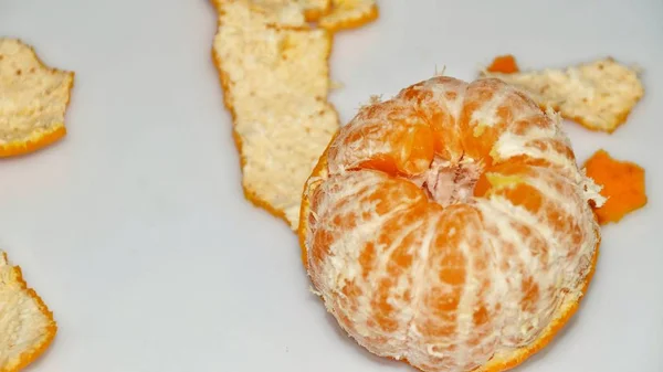 Rijpe Sappige Gepelde Mandarijn Geïsoleerd Een Witte Achtergrond Focus Van — Stockfoto