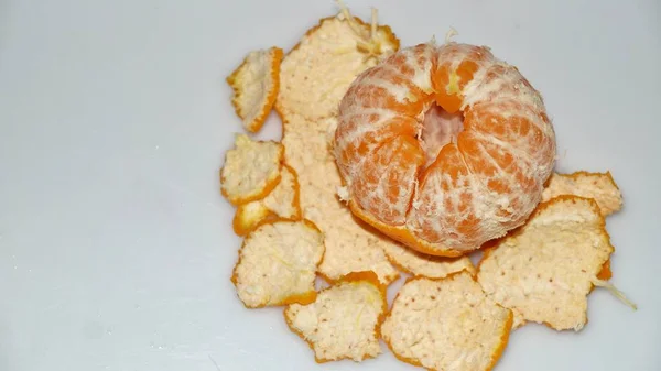 Mandarina Descascada Suculenta Madura Laranja Isolado Fundo Branco Foco Seleccionado — Fotografia de Stock