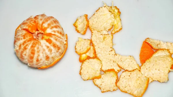 Rijpe Sappige Gepelde Mandarijn Geïsoleerd Een Witte Achtergrond Focus Van — Stockfoto