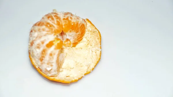 Naranja Mandarina Pelada Jugosa Madura Aislado Sobre Fondo Blanco Enfoque — Foto de Stock