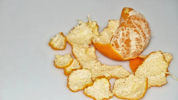 RIPE sulu mandalina soyulmuş. Beyaz arka plan üzerinde izole. Seçilen odak. Yakın çekim.