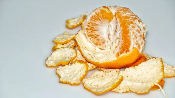 Naranja Mandarina Pelada Jugosa Madura Aislado Sobre Fondo Blanco Enfoque — Foto de Stock