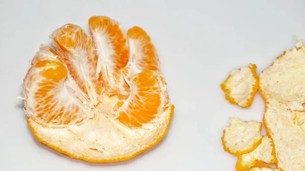 Mandarina Descascada Suculenta Madura Laranja Isolado Fundo Branco Foco Seleccionado — Fotografia de Stock