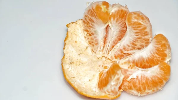 Mandarina Descascada Suculenta Madura Laranja Isolado Fundo Branco Foco Seleccionado — Fotografia de Stock