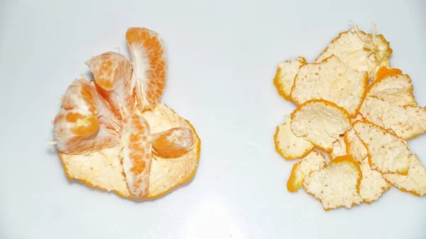 RIPE sulu mandalina soyulmuş. Beyaz arka plan üzerinde izole. Seçilen odak. Yakın çekim.