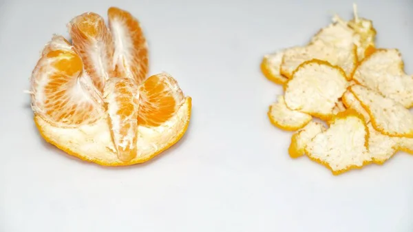 Mandarina Descascada Suculenta Madura Laranja Isolado Fundo Branco Foco Seleccionado — Fotografia de Stock