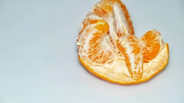 熟したジューシーな皮をむいたマンダリン オレンジ 白い背景上に分離 選択したフォーカス クローズ アップ — ストック写真