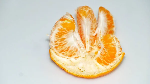 RIPE sulu mandalina soyulmuş. Beyaz arka plan üzerinde izole. Seçilen odak. Yakın çekim.
