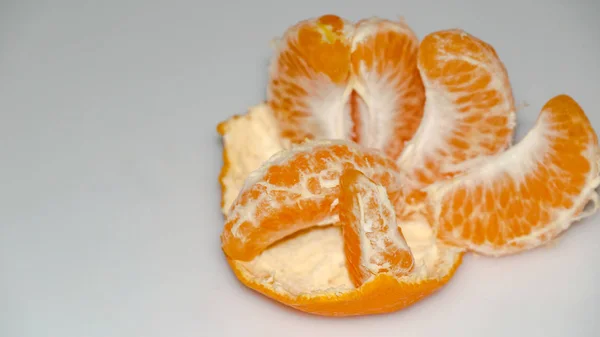 RIPE sulu mandalina soyulmuş. Beyaz arka plan üzerinde izole. Seçilen odak. Yakın çekim.