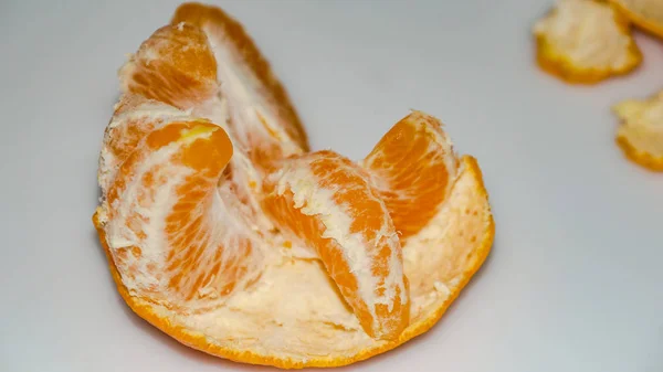 Mandarina Descascada Suculenta Madura Laranja Isolado Fundo Branco Foco Seleccionado — Fotografia de Stock