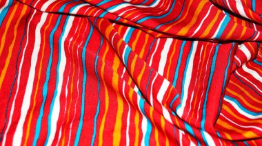 Güzel kumaş dikiş giyim için parlak renk. Seçilen odak. Yakın çekim.