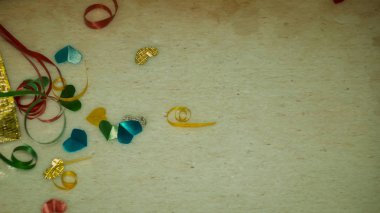 Küçük hediye kutuları renkli bokeh, işaret fişeği arka plan üzerinde renkli kalp şekil şerit.
